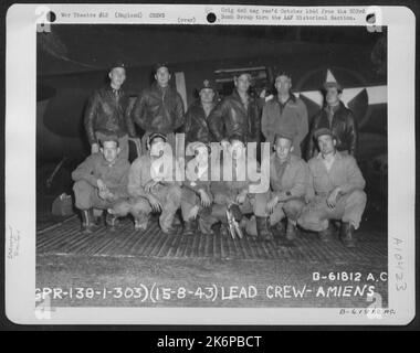 Führende Crew auf Einer Bombenmission in Amiens, Frankreich, posiert vor der Boeing B-17 Flying Fortress. 303. Bomb Group, England. 15. August 1943. Stockfoto