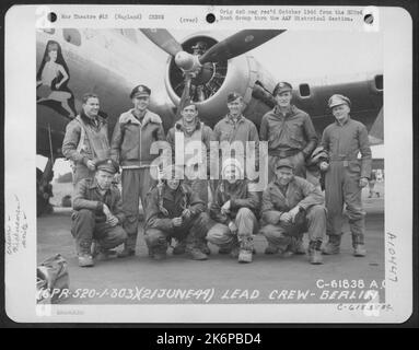 Hauptmannschaft bei Bombenmission nach Berlin, Deutschland, vor der Boeing B-17 'Flying Fortress' 'Hellers Engel'. 303. Bomb Group, England. 21. Juni 1944. Stockfoto