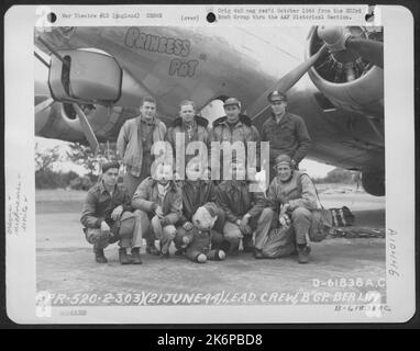 Hauptmannschaft der 'B-Gruppe' bei Bombenmission nach Berlin, Deutschland, vor der Boeing B-17 'Flying Fortress' 'Princess Pat'. 21. Juni 1944. Stockfoto