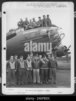 Kampf- und Bodenbesatzung der Boeing B-17 'Flying Fortress' Hell's Angels. 303. Bomb Group, England. 6. Juni 1943. Stockfoto