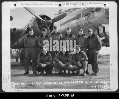 LT. Kentsbeer und Crew der Bomb Squadron 358Th, 303. Bomb Group, neben der Boeing B-17 Stockfoto