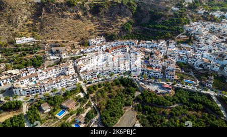 Blick auf das schöne Dorf Frigiliana in der Provinz Malaga, Spanien Stockfoto