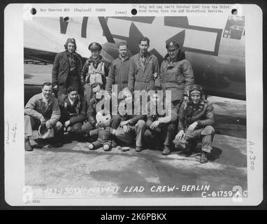 Führende Besatzung bei Bombenmission nach Berlin, Deutschland, neben Einer Boeing B-17 'Flying Fortress'. 303. Bomb Group, England 8. Mai 1944. Stockfoto