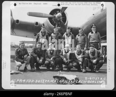 Führende Besatzung bei Bombenmission nach Berlin, Deutschland, neben Einer Boeing B-17, Flying Fortress. 303. Bomb Group. England, 24. Mai 1944. Stockfoto