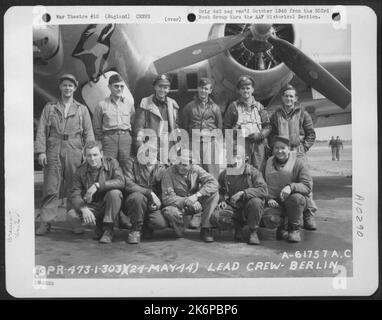 Führende Besatzung bei Bombenmission nach Berlin, Deutschland, neben Einer Boeing B-17, Flying Fortress. 303. Bomb Group. England, 24. Mai 1944. Stockfoto