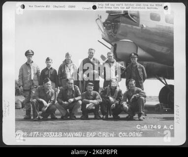 Führende Besatzung bei Bombenmission nach Köln, Frankreich, neben Einer Boeing B-17, „Flying Fortress“. 303. Bomb Group. England, 28. Mai 1944. Stockfoto