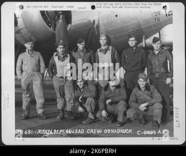 Führende Besatzung bei Bombenmission nach Osnabruck, Deutschland, vor der Boeing B-17 'Flying Fortress'. 303. Bomb Group, England. 26. September 1944. Stockfoto
