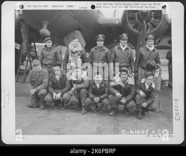 Führende Besatzung bei Bombenmission nach Frankfurt, Deutschland, vor der Boeing B-17 'Flying Fortress'. 303. Bomb Group, England. 8. Februar 1944. Stockfoto