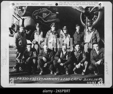 Führende Crew bei Bombenmission nach Berlin, Deutschland, vor der Boeing B-17 'Flying Fortress' 'Miss Liberty'. 303. Bomb Group, England. 9. März 1944. Stockfoto