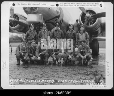 Führende Besatzung bei Bombenmission nach Stettin, Deutschland, neben Einer Boeing B-17 Flying Fortress. 303. Bomb Group, England. 13 Mai 1944. Stockfoto
