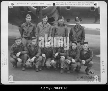 Major Shaylor, Captain Brinkley und die Hauptmannschaft bei der Bombenmission nach Marienburg, Deutschland, posieren vor Einer fliegenden Festung der Boeing B-17. 360. Bomb Squadron, 303. Bomb Group, England. 9. April 1944. Stockfoto