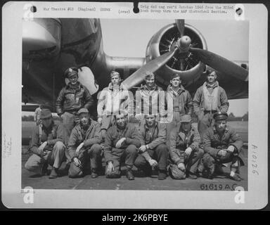 Führende Besatzung der Bombenmission nach Mannheim, Deutschland, vor Einer fliegenden Festung der Boeing B-17. 359Th Bomb Squadron, 303. Bomb Group, England. 27 Mai 1944. Stockfoto
