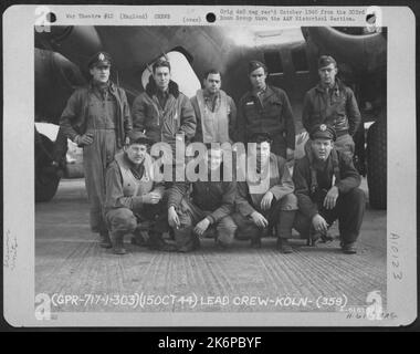 Führende Besatzung der Bombenmission nach Köln, Deutschland, vor Einer fliegenden Festung der Boeing B-17. 359Th Bomb Squadron, 303. Bomb Group, England. 15. Oktober 1944. Stockfoto