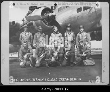 Hauptmannschaft der Bombenmission in Berlin, Deutschland, posiert neben Einer Boeing B-17 Flying Fortress. 359Th Bomb Squadron, 303. Bomb Group, England. 7 Mai 1944. Stockfoto