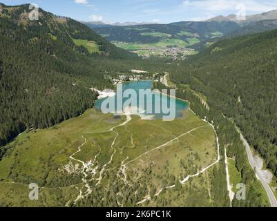 Toblacher See im Sommer Alpsee in Italien Tirol. Türkisfarbenes Bergseenwasser kleiner ruhiger und ruhiger Ort in der Natur. Touristenziel Stockfoto