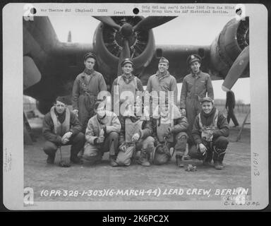 Die Hauptmannschaft der Bombenmission in Berlin, Deutschland, posiert neben Einer Boeing B-17 'Flying Fortress'. 359Th Bomb Squadron, 303. Bomb Group, England. 6. März 1944. Stockfoto