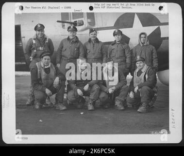Führende Besatzung bei Bombenmission nach Euskirchen, Deutschland, neben Einer Boeing B-17 Flying Fortress. 358Th Bomb Squadron, 303. Bomb Group, England. 27. Dezember 1944. Stockfoto