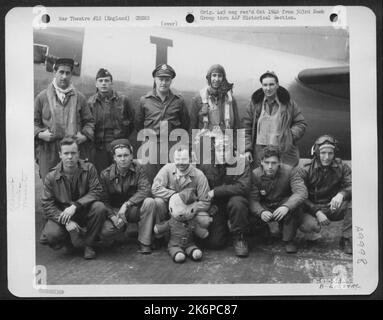 Führende Besatzung bei Bombenmissionen nach Berlin, Deutschland, neben Einer Boeing B-17 Flying Fortress, 358Th Bomb Squadron, 303. Bomb Group, England. 19 Mai 1944. Stockfoto