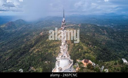 Luftaufnahme des Ambuluwawa Tower im Zentrum von Sri Lanka Stockfoto