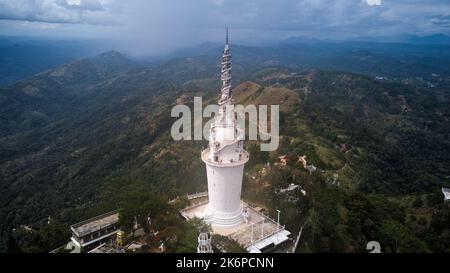 Luftaufnahme des Ambuluwawa Tower im Zentrum von Sri Lanka Stockfoto