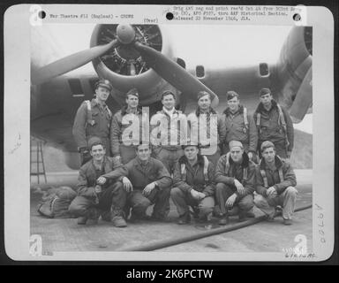 Hauptmannschaft bei Bombenmission nach Berlin, Deutschland, vor Einer fliegenden Festung der Boeing B-17. 427Th Bombenschwadron, 303. Bombengruppe. England, 27. März 1945. Stockfoto