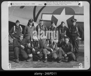 Führende Besatzung bei Bombenmission nach Köln, Deutschland, neben Einer Boeing B-17 Flying Fortress. 427Th Bombenschwadron, 303. Bombengruppe. England, 5. Oktober 1944. Stockfoto