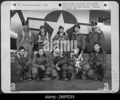 Führende Besatzung bei Bombenmission nach Paderborn, Deutschland, vor Einer Boeing B-17 Flying Fortress. 359Th Bombenschwadron, 303. Bombengruppe. England, 17. Januar 1945. Stockfoto