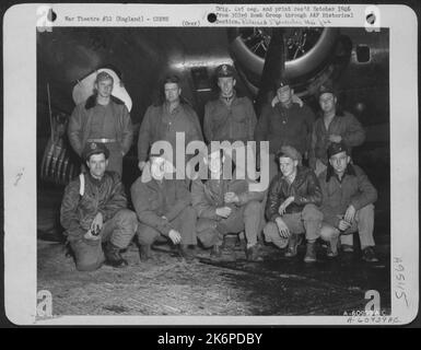 Führende Besatzung bei Bombenmission nach Plauen, Deutschland, vor Einer Boeing B-17 Flying Fortress. 358Th Bombenschwadron, 303. Bombengruppe. England, 19. März 1945. Stockfoto