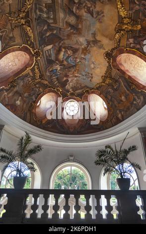 Innenraum der Burg Horovice, Deckenmalerei, Rokoko-Fresko in der Halle mit der repräsentativen Marmortreppe, Horovice, Tschechische republik, Juli 2021 Stockfoto