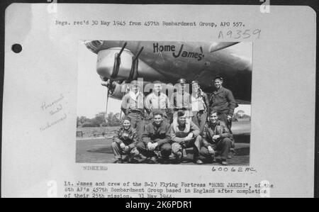 LT. James und Crew der B-17 'Flying Fortress' 'Home James!', der 8. AF's 457Th Bombardierungsgruppe mit Sitz in England nach Abschluss ihrer Mission 25.. 31 Mai 1944. Stockfoto