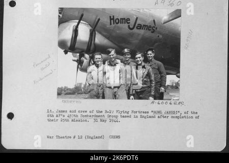 LT. James und Crew der B-17 'Flying Fortress' 'Home James!', der 8. AF's 457Th Bombardierungsgruppe mit Sitz in England nach Abschluss ihrer Mission 25.. 31 Mai 1944. Stockfoto