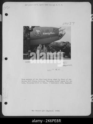 Crew-Mitglieder der 92. Bomb Group stehen vor der Boeing B-17 'Flying Fortress' 'Blooming Grove', benannt nach der Stadt Blooning Grove in Texas. 8. September 1942, England. Stockfoto