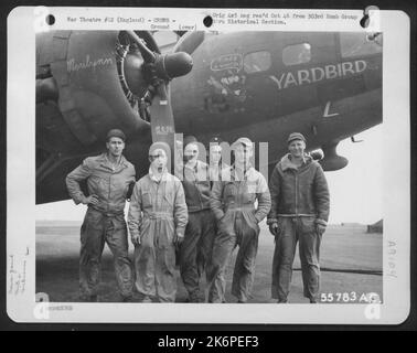 Bodenbesatzung der 303. Bomb Group, neben der Boeing B-17 Flying ofrtress 'Yardbird'. England, 26. Mai 1943. Stockfoto