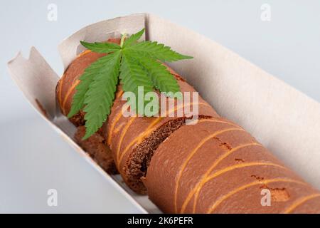 Cannabisbonbons, Biskuitrolle mit thc. Stockfoto