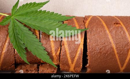 Cannabisbonbons, Biskuitrolle mit thc. Stockfoto