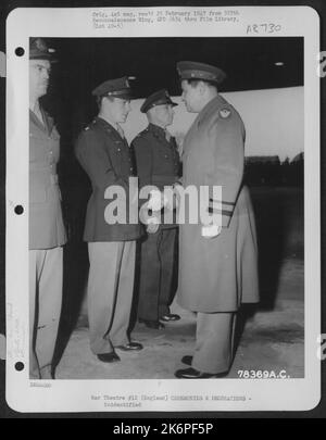 Generalmajor Curtis E. Lemay gratuliert Einem Mitglied der 380Th Bomb Group, nachdem er ihm während Einer Zeremonie irgendwo in England einen Preis überreicht hatte. 2. April 1944. Stockfoto