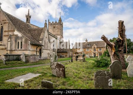 15. Jahrhundert Kirche von St. Martin und im Hintergrund die Chantry, North Nibley, die Cotswolds, Gloucestertshire, England, Vereinigtes Königreich Stockfoto