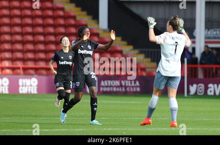 Birmingham, Großbritannien. 15. Oktober 2022. Birmingham, 15. 2022. Oktober West Ham feiert ihr 1.-Tor während des Women's Super League-Spiels zwischen Aston Villa und West Ham, 15. 2022. Oktober (Karl W Newton/SPP) Quelle: SPP Sport Press Foto. /Alamy Live News Stockfoto