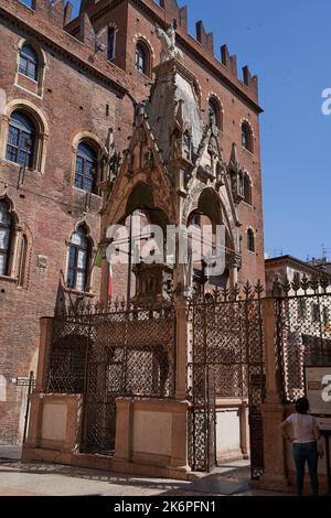 Sarkophag aus Marmor und Grabstein des Cassignorio Scaligeri in Arche Scaligere in Verona, Italien - Juli 2022 Stockfoto