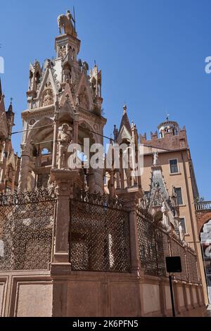 Sarkophag aus Marmor und Grabstein des Cassignorio Scaligeri in Arche Scaligere in Verona, Italien - Juli 2022 Stockfoto