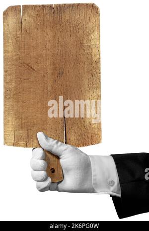 Hand eines Kellners mit weißem Arbeitshandschuh, der ein altes Holzschneidbrett hält, isoliert auf weißem Hintergrund mit Kopierraum. Stockfoto