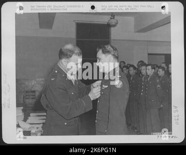 Ein Mitglied der 91. Bomb Group erhält einen Preis während Einer Zeremonie auf einem Luftwaffenstützpunkt in England. 11. April 1943. Stockfoto