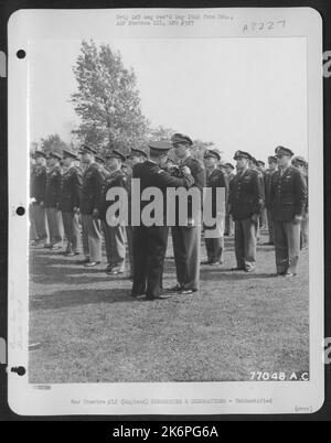 Ein Mitglied der 91. Bomb Group erhält einen Preis von Einem französischen Offizier während Einer Zeremonie auf einem Luftwaffenstützpunkt in England. Stockfoto