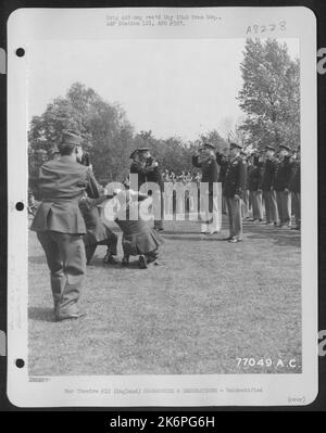 Ein Mitglied der 91. Bomb Group erhält eine Umarmung durch Einen französischen Offizier, nachdem er während Einer Zeremonie auf einem Luftwaffenstützpunkt in England einen Preis erhalten hat. Stockfoto