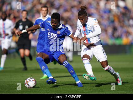 Daniel Amartey von Leicester City und Wilfried Zaha von Crystal Palace (rechts) kämpfen während des Premier League-Spiels im King Power Stadium, Leicester, um den Ball. Bilddatum: Samstag, 15. Oktober 2022. Stockfoto