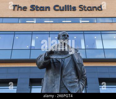 Wolverhampton, Großbritannien. 15. Oktober 2022. Allgemeine Ansicht des Molineux Stadions, Stan Cullis Statue im Molineux Stadium /während des Premier League Spiels Wolverhampton Wanderers gegen Nottingham Forest in Molineux, Wolverhampton, Großbritannien, 15.. Oktober 2022 (Foto von Mike Jones/News Images) in Wolverhampton, Großbritannien am 10/15/2022. (Foto von Mike Jones/News Images/Sipa USA) Quelle: SIPA USA/Alamy Live News Stockfoto