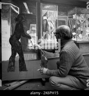 Antonio Berni, argentinischer Maler, Kupferstecher und Muralist, in seinem Atelier in Buenos Aires, Argentinien Stockfoto