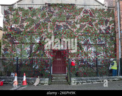 The Annual Bolsover 40s fest, Bolsover, England, Großbritannien. 15. Oktober 2022. Das Bolsover 40er-Fest, das vom Bolsover Rotary Club für den diesjährigen Mohn-Appeal organisiert wird. Diese jährliche Veranstaltung in der Stadt Derbyshire ist voller spannender Ausstellungen authentischer Militärfahrzeuge und -Ausrüstung sowie Ständen, Re-enactors und Live-Musik und umfasst das 82. Airborne 505. Infanterie-Regiment, das die Stadt übernimmt. Quelle: Alan Beastall/Alamy Live News Stockfoto