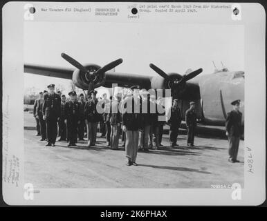 Generalmajor George E. Stratemeyer und Party untersuchen sowohl die Gefechts- als auch die Bodenbesatzung der 66. Bomb Squadron, 44. Bomb Group, die neben ihrem konsolidierten B-24 'Liberator' (A/C Nr. 240130) auf einer 8. Air Force Base in England zur Aufmerksamkeit stehen. 21. April Stockfoto