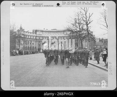 Während der „Wing for Victory Week“ in London, England, kommen amerikanische Truppen in einer Parade durch den Admiralty Arch. 11. März 1943. Stockfoto